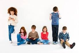 Bilde av barn med mobiltelefon