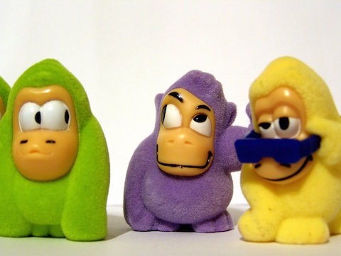 Tre aper i form av leketøy